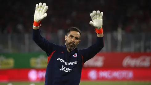 Claudio Bravo anunció su retiro del fútbol.