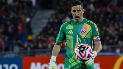 Claudio Bravo jugando por la selección chilena.
