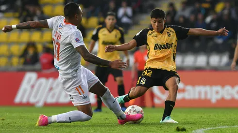 Martín Mundaca remata ante la barrida de Juan Leiva, en el partido de la fecha 7 del Campeonato Nacional entre Coquimbo Unido y Cobreloa.