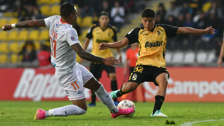 Martín Mundaca remata ante la barrida de Juan Leiva, en el partido de la fecha 7 del Campeonato Nacional entre Coquimbo Unido y Cobreloa.