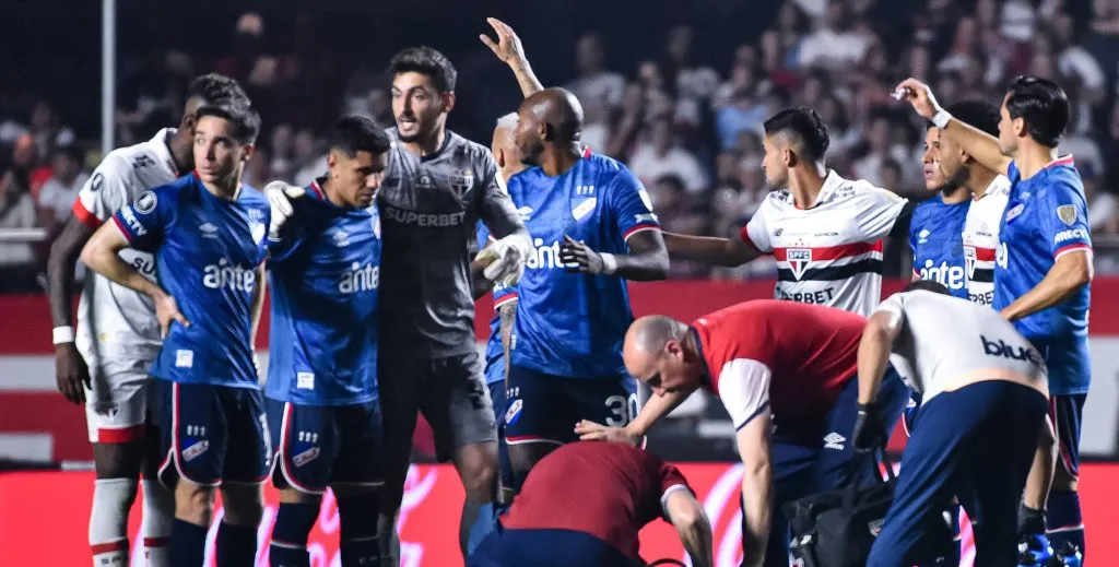 Jugadores de Nacional y Sao Paulo al momento de desplomarse Izquierdo.