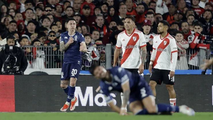 Rodrigo Echeverría celebrando un gol ante River Plate.