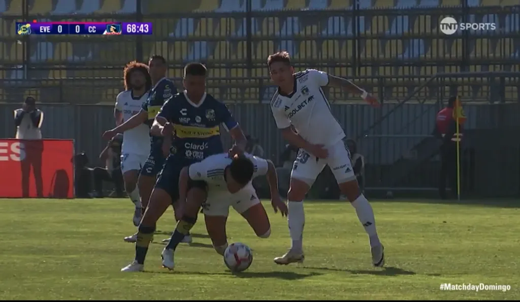 Paiva, en su intento por buscar el balón, terminó haciéndole falta a Gil.