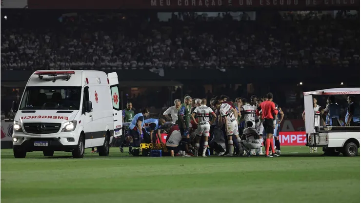 Juan Izquierdo tuvo que ser trasladado en ambulancia de la cancha del Morumbi