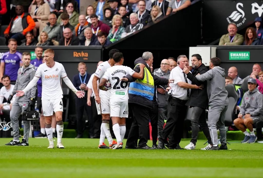 Lawrence Vigouroux participó en un derbi muy caliente entre Swansea y Cardiff. Foto: IMAGO.