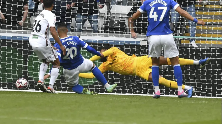 Lawrence Vigouroux fue titular en el Swansea pero no pudo evitar el empate del Cardiff.