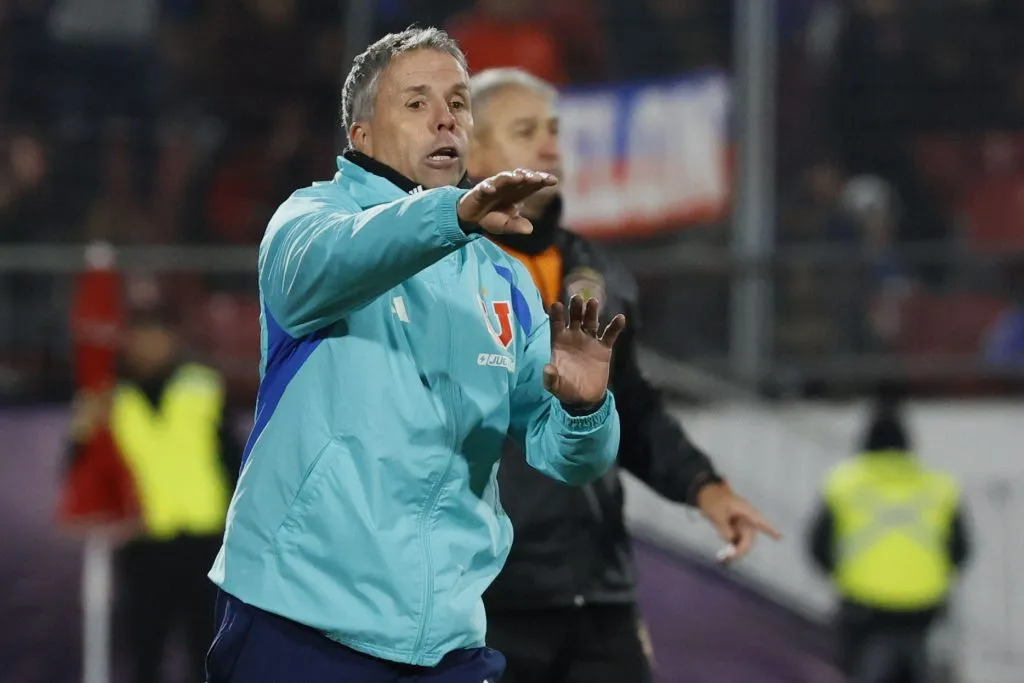 Gustavo Álvarez se gana los aplausos de todo su plantel. Foto: Dragomir Yankovic/Photosport