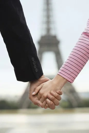 Couple Holding Hands Against Blurred Eiffel Tower model released, Symbolfoto, 11.10.2020, Copyright: xMoodboardx Panthermedia21423517