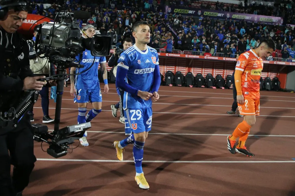Charles Aránguiz es protagonista del juego de U de Chile. Foto: Dragomir Yankovic/Photosport