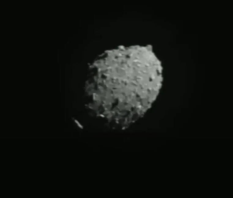 Foto: Momento previo al impacto de DART, de la NASA, al asteroide. Imago.