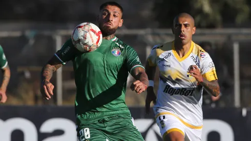 Ignacio Jeraldino controla el balón en el partido entre Audax Italiano y Coquimbo Unido, en la fecha 6 del Campeonato Nacional 2024.
