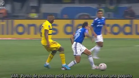 Advíncula cometió una fea falta que le significó la tarjeta roja