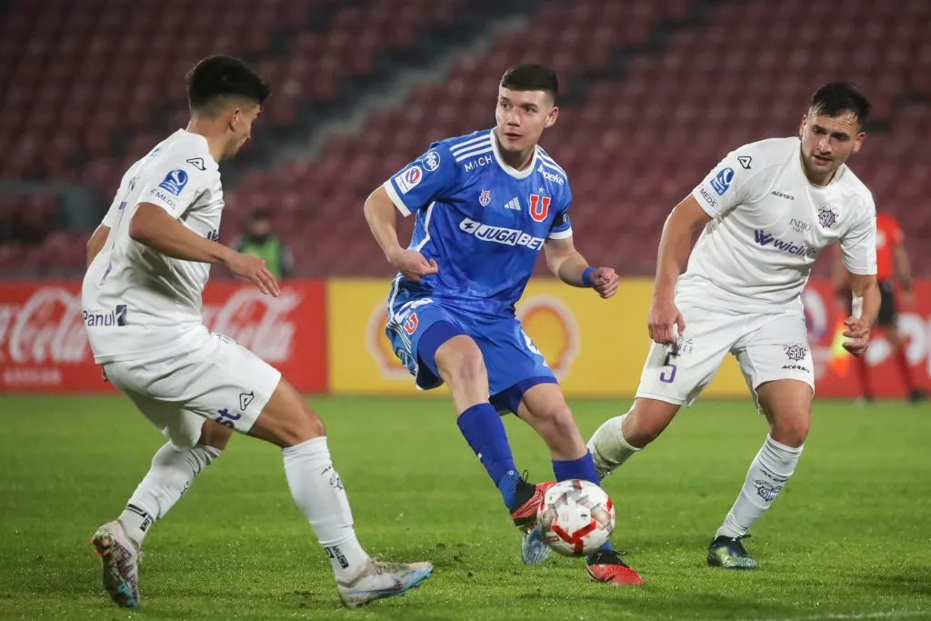 Agustín Arce en acción frente a San Antonio Unido en la Copa Chile 2024. (Jonnathan Oyarzun/Photosport).