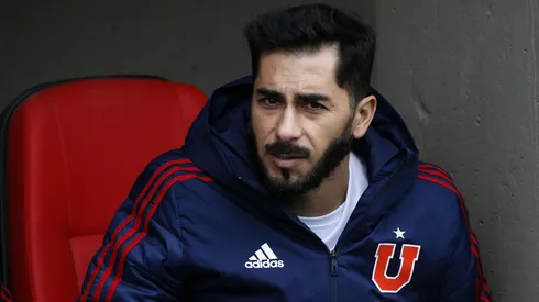 Johnny Herrera se cuadra con un jugador de Colo Colo.