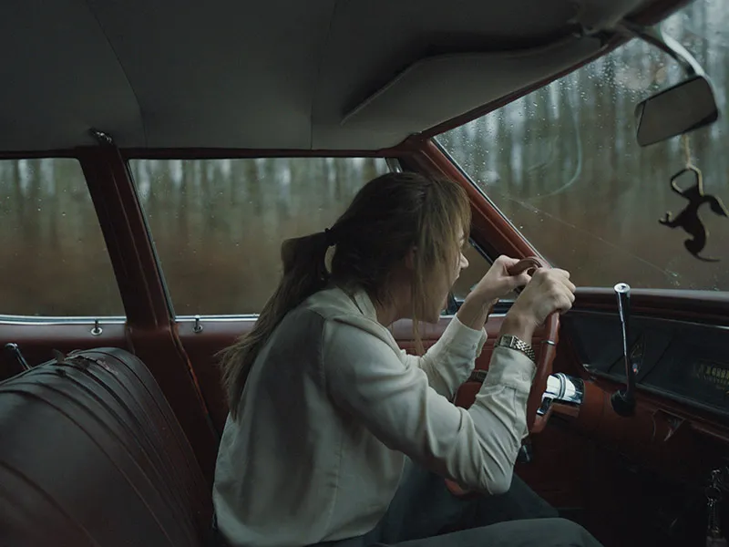 Maika Monroe también aporta una gran actuación. Es una reina en el cine del suspenso, ya que ya destacó hace años en la cinta It Follows. Foto: Diamond Films Chile