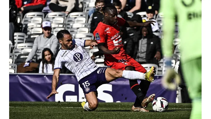 Suazo no pudo contra la potencia del Stade Reims