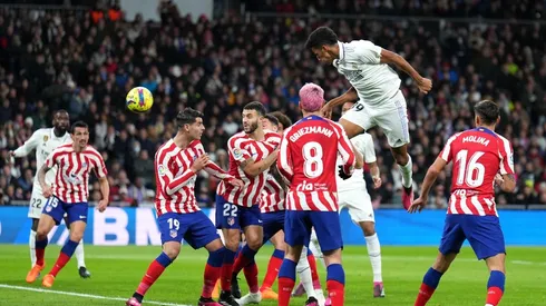 El momento en que Álvaro Rodríguez anotó el empate para el Real Madrid en el derbi ante el Atlético Madrid.