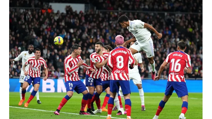 El momento en que Álvaro Rodríguez anotó el empate para el Real Madrid en el derbi ante el Atlético Madrid.