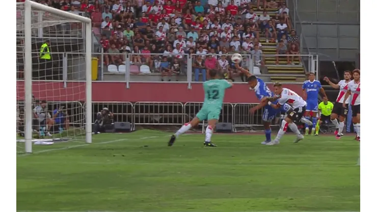 Nicolás Guerra tocó la pelota con la mano y dejó sin validez una jugada que terminó en gol para la U. de Chile.