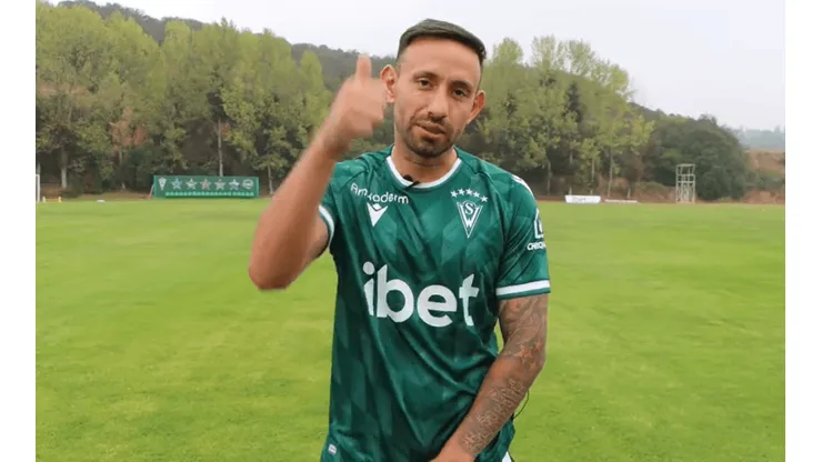 Cañete se pone la camiseta de Wanderers como refuerzo del Decano 2023.