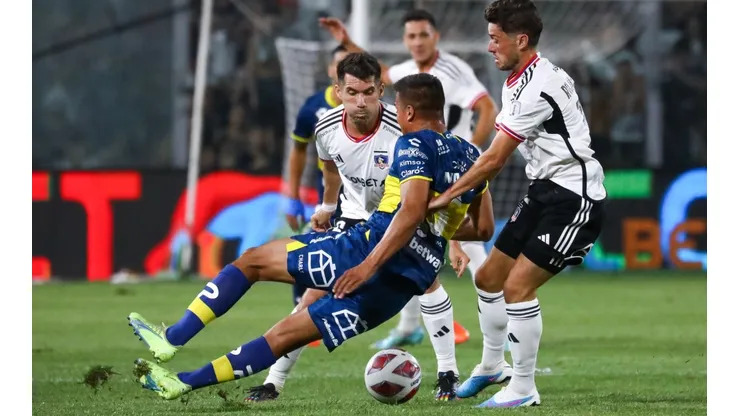 César Fuentes lucha un balón en el duelo ante Everton de Viña del Mar. Aparentemente será el lateral derecho de Colo Colo ante Coquimbo Unido.
