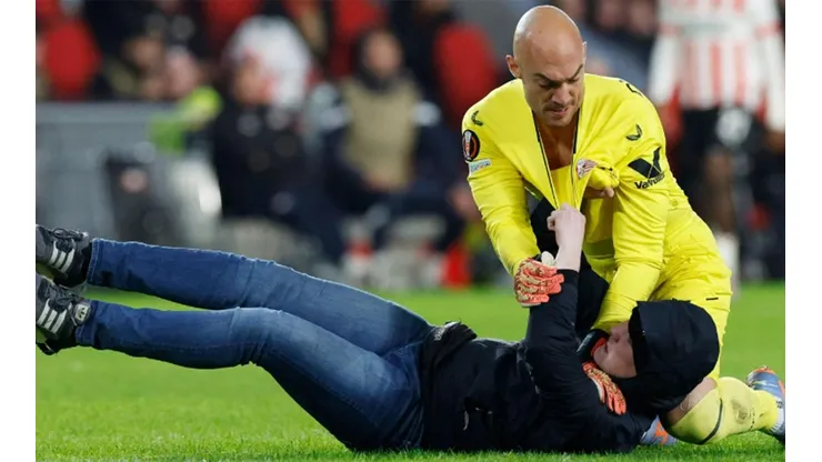 Dmitrovic reduce a hincha invasor