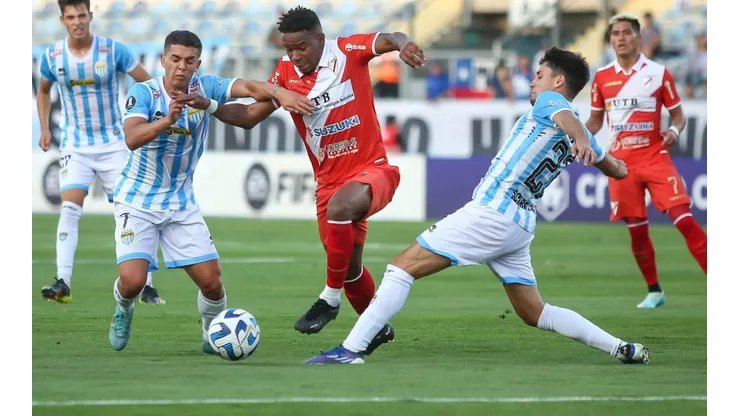 Franz Arancibia y Raúl Toro festejan triunfo de Magallanes en Copa Libertadores.