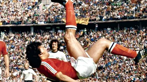Elías Figueroa disputó 47 partidos con la camiseta de La Roja: se cumplen 57 años de su debut con Chile.