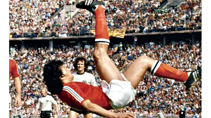 Elías Figueroa disputó 47 partidos con la camiseta de La Roja: se cumplen 57 años de su debut con Chile.