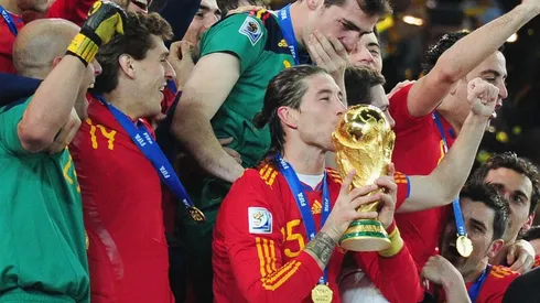 Sergio Ramos levanta la Copa del Mundo con España en el 2010