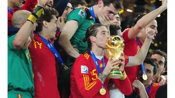 Sergio Ramos levanta la Copa del Mundo con España en el 2010