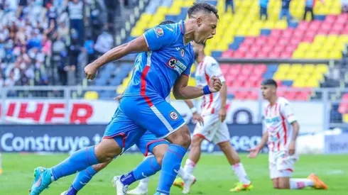 Iván Morales celebrando su único gol en Cruz Azul