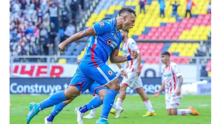 Iván Morales celebrando su único gol en Cruz Azul
