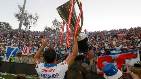 José Pedro Fuenzalida levantando la copa de campeón en el 2021