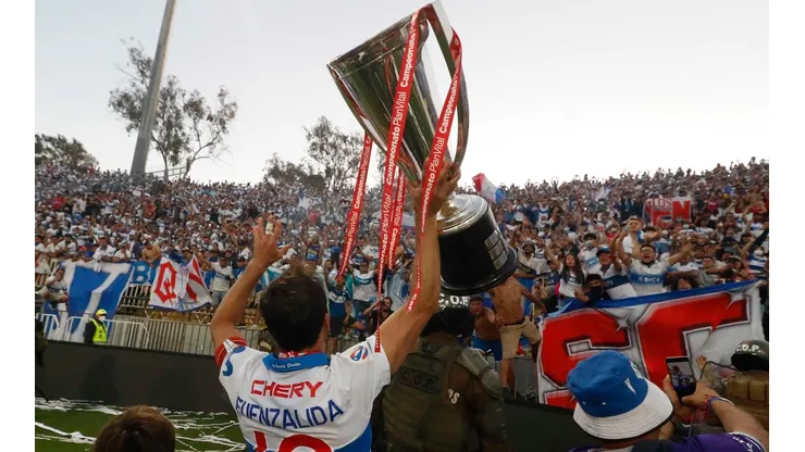José Pedro Fuenzalida levantando la copa de campeón en el 2021