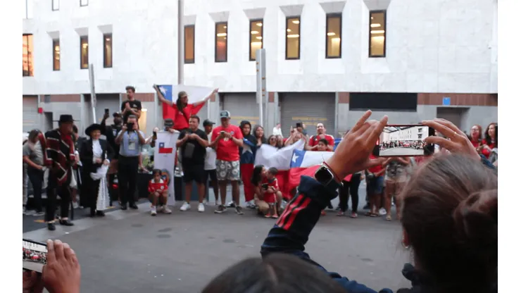Chilenos en Auckland agasajan a La Roja con banderazo pre repechaje