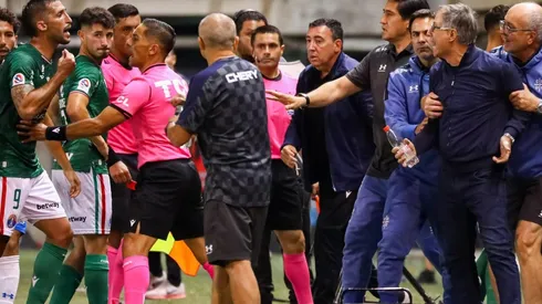 Ariel Holan se enfrasca en la discusión al final del partido