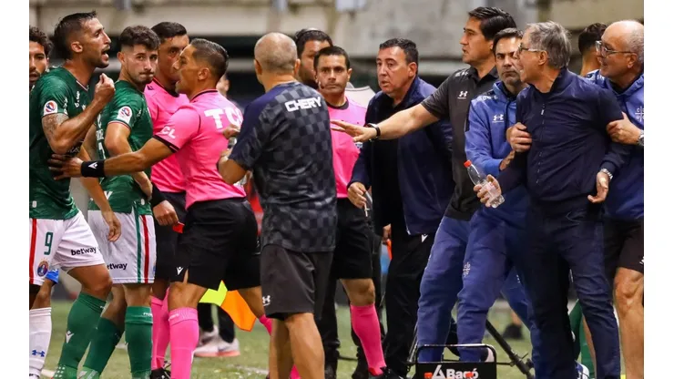 Ariel Holan se enfrasca en la discusión al final del partido