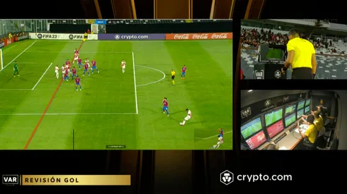El VAR mostró solo esta imagen y no la otra, en la que quedaba claro que no había fuera de juego