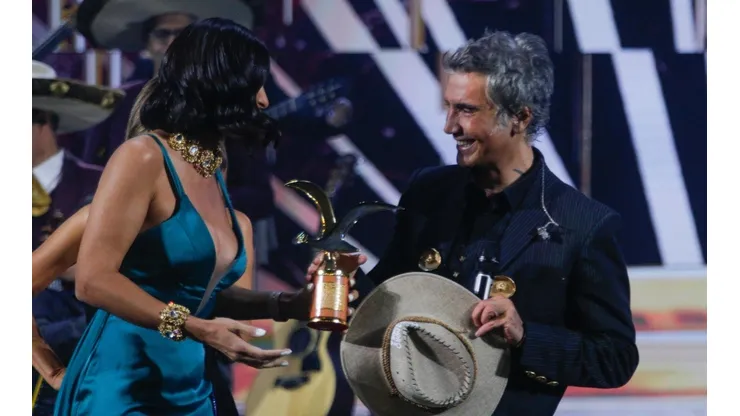El mariachi hizo vivir un incómodo momento a la mujer que le entregó el premio.