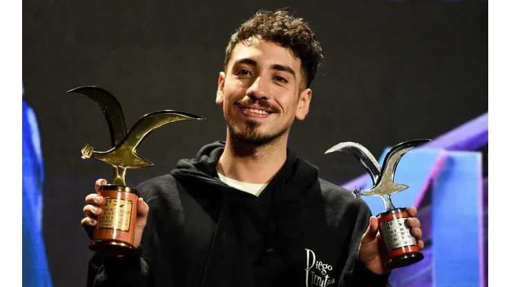Diego Urrutia con sus gaviotas de oro y plata
