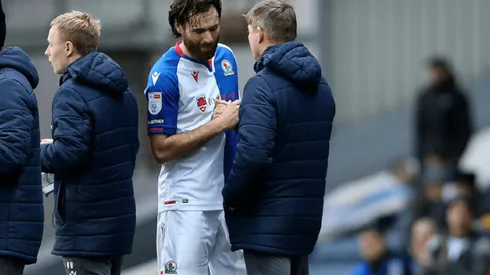 Ben Brereton saluda a Jon Dahl Tomasson, el DT del Blackburn Rovers.