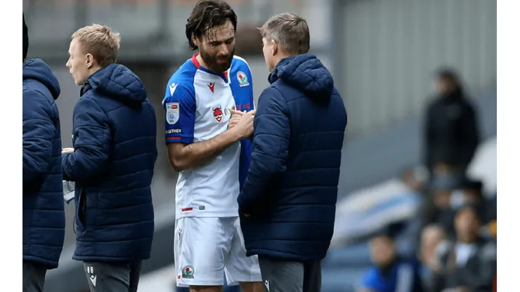 Ben Brereton saluda a Jon Dahl Tomasson, el DT del Blackburn Rovers.