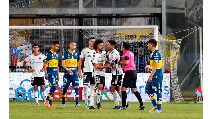 Maximiliano Falcón recibió tarjeta roja directa, aunque Felipe González necesitó de la ayuda del VAR.