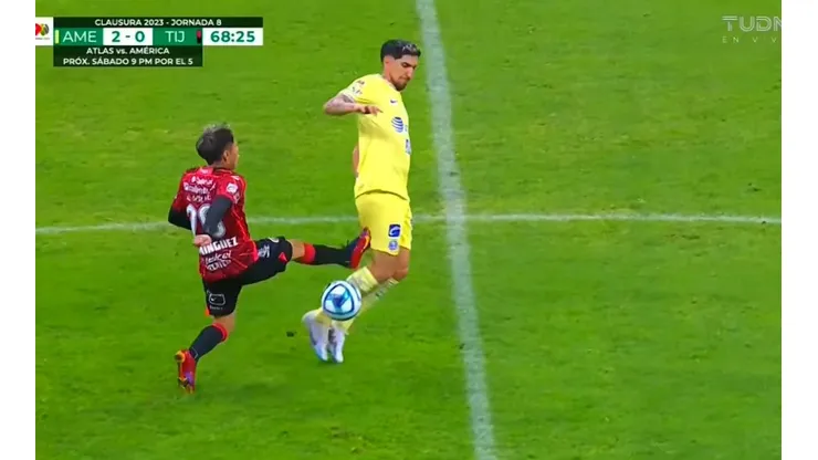 Domínguez le pegó un horrible patadón a Valdés y se ganó la tarjeta roja. Y también ganó un récord para el fútbol mexicano.