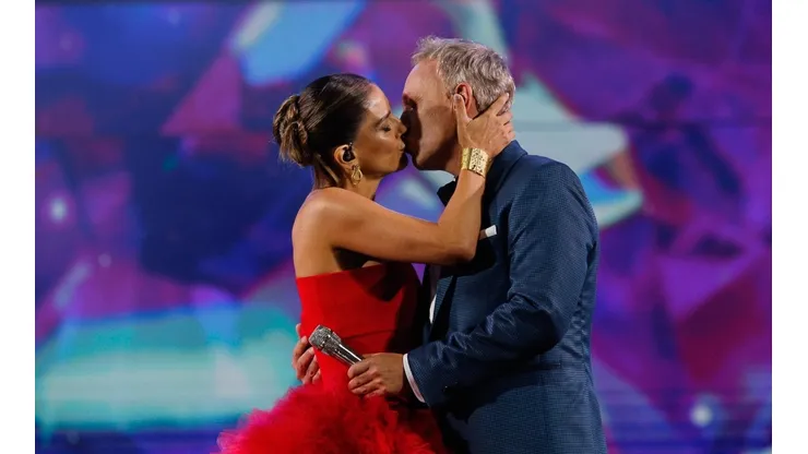 Hubo un rápido beso en el debut de la noche.