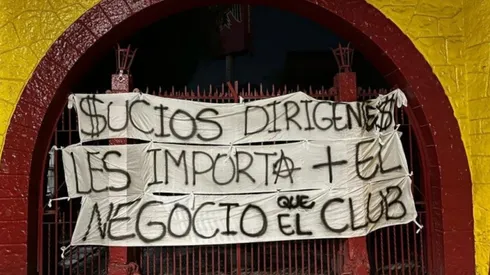 Amenazantes rayados en las afueras del estadio Santa Laura