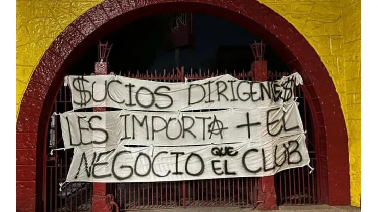 Amenazantes rayados en las afueras del estadio Santa Laura