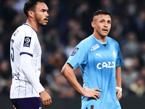 Alexis y Suazo se regalonean tras el duelo en Francia