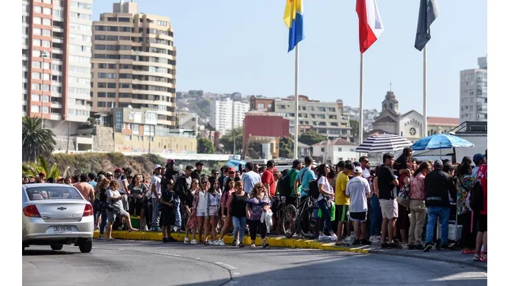 Las fanáticas de Karol G estuvieron durante esta tarde esperando a la artista en las inmediaciones del Hotel Sheraton Miramar en Viña del Mar.